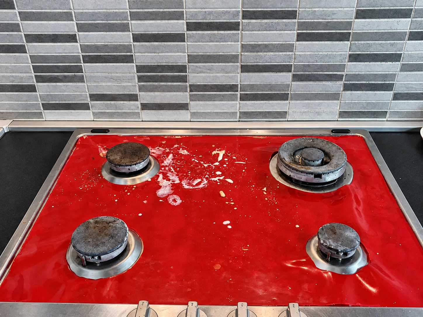 Splashes and cooking residue collected on the red Gummio surface